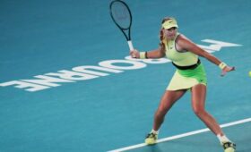 Теннисистка Андреева накричала на зрителей после поражения на турнире WTA