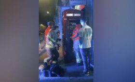 MEN: пожарные в Манчестере помогли мужчине, который застрял в телефонной будке