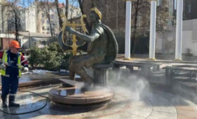 Завершилась весенняя промывка фонтанов в саду «Аквариум» в Москве