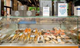 Участник московских ярмарок отправляет бойцам СВО консервы и копченую рыбу