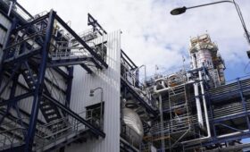 Песков: многие страны хотят купить российскую нефть после смягчения санкций США