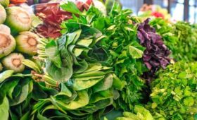 Первую весеннюю зелень и редис можно найти на столичных ярмарках выходного дня