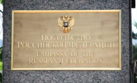 Кортеж с парламентской делегацией прибыл в посольство РФ в Вашингтоне