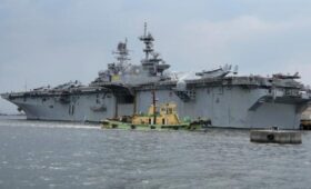 Десантный корабль USS Tripoli с 3 500 военными прибыл на Ближний Восток