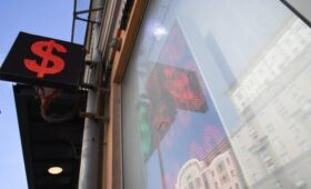 Внебиржевой курс доллара поднялся выше 81 рубля впервые с 19 декабря