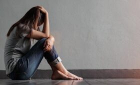 Академик РАН Онищенко: женщины с карими глазами чаще впадают в депрессию