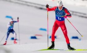 Норвежский лыжник Клебо упал и ударился головой в полуфинале спринта на Кубке мира