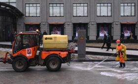 В Москве начали весеннюю промывку дорожной инфраструктуры