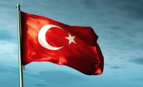 Яркий зеленый луч заметили в небе над Турцией