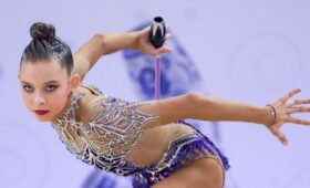 Российская гимнастка отвернулась от флагов во время гимна Украины на турнире