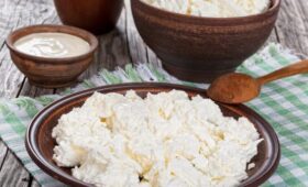 Академик РАН Онищенко назвал снижение нормы белка в ГОСТе на творог не лучшим решением