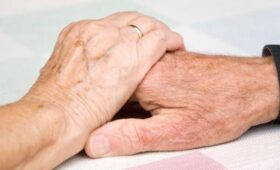 Гериатр Ткачева: первые признаки старения у россиян появляются после 60 лет