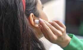 Врач Харина: привычка слушать музыку через один наушник ведет к тугоухости