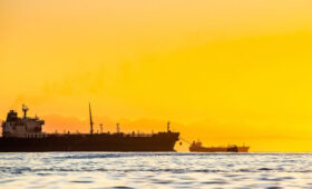 Bloomberg: 25 супертанкеров направились к нефтяному терминалу в Красном море