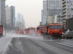 Коммунальная техника начала весеннюю уборку улиц в Москве