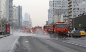 Коммунальная техника начала весеннюю уборку улиц в Москве