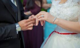 Братья-тройняшки из Китая сыграли свадьбу в один день