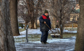 В Москве приступили к ворошению снега