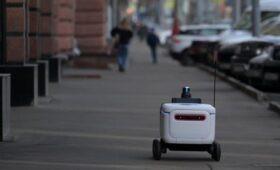 Около 200 роботов-курьеров доставляют более 1,5 тыс заказов в сутки в Москве