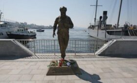 Власти Владивостока не будут сносить памятник Солженицыну на набережной