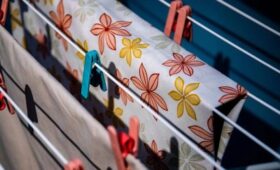 Эксперт Бондарь: капли воды с плохо отжатого белья могут испачкать одежду соседей снизу