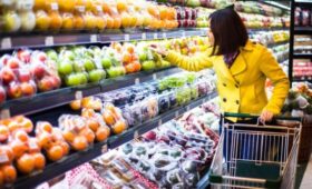 Минимальная месячная продуктовая корзина в России подорожала на 1,3%