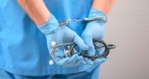 Daily Mail: в Великобритании приговорили врача, который «лечил» пациентку сексом