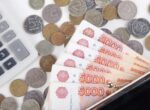 Рекордно низкое число россиян продолжает хранить деньги дома