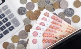 Рекордно низкое число россиян продолжает хранить деньги дома