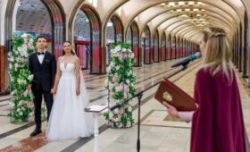 Еще три пары поженились на станции метро «Маяковская»