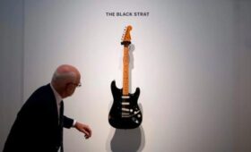 Гитару лидера Pink Floyd Гилмора продали на аукционе за 14,5 млн долларов