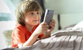 Минпросвещения РФ обсуждает вопрос запрета телефонов детям до определенного возраста