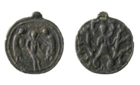 Древнерусский амулет с изображением змееногой женщины отреставрировали в Москве