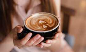 Минздрав РФ: более 5 чашек кофе в день снижает шансы наступления беременности