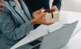 Эксперт Бухвалова: коллегам не стоит дарить антивозрастную косметику или парфюм к 8 Марта