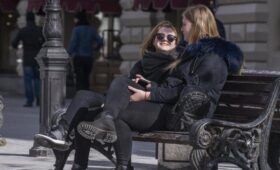 Врач Шилова: отказ от солнцезащитных очков весной повышает риск рака кожи век