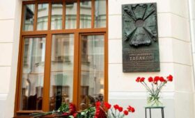 Памятную доску режиссеру Олегу Табакову открыли в Москве