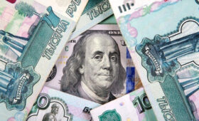 Курс доллара на межбанковском рынке вырос до 83 рублей впервые с октября 2025 года