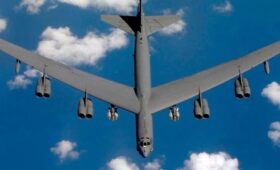 Американский бомбардировщик B-52 подал сигнал бедствия над Британией
