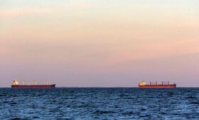 Трамп смягчил правила морских перевозок для сдерживания цен на нефть