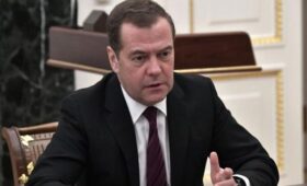 Медведев назвал сюром предложения Зеленского странам Ближнего Востока по защите от дронов