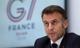 Макрон заявил, что лидеры G7 не планируют снимать санкции с РФ