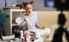 Первый интерес к косметике у девочек из России возникает уже в 8 лет