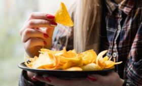 Россияне предпочитают есть мед с копченой рыбой, а чипсы с вареньем