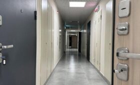 Адвокат Зорин: штраф или лишение свободы может грозить за подглядывание в соседскую дверь