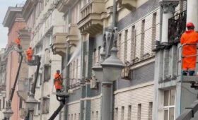 Работы по промывке фасадов зданий стартовали в Москве