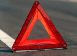 Водитель микроавтобуса врезался в мачту городского освещения на севере Москвы