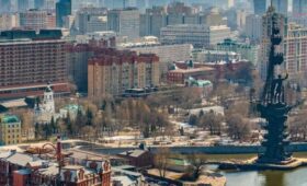 В Москве обновили деревянный настил возле памятника Петру I
