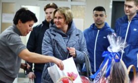 Депутат Разворотнева и активисты поздравили бойцов СВО в госпитале с Пасхой