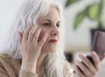 Дерматолог Скорогудаева: привычка подпирать щеки руками ускоряет старение кожи